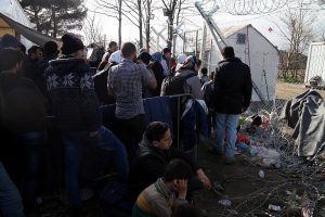 Flüchtlinge auf der Balkanroute vor einer Grenzkontrolle