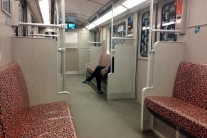 Frau sitzt alleine in U-Bahn