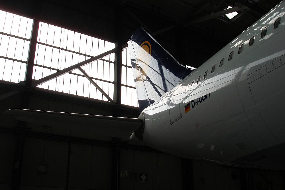 Lufthansa-Maschine in einer Wartungshalle (Archiv)