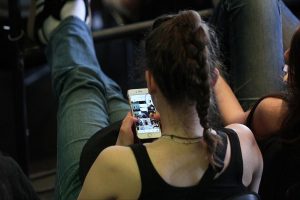 Junge Frau mit Smartphone (Archiv)