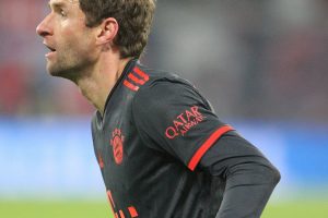 Thomas Müller mit Sponsoren-Logo von Qatar Airways