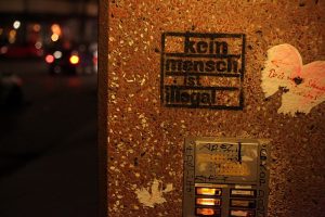 Aufschrift "Kein Mensch ist illegal" (Archiv)