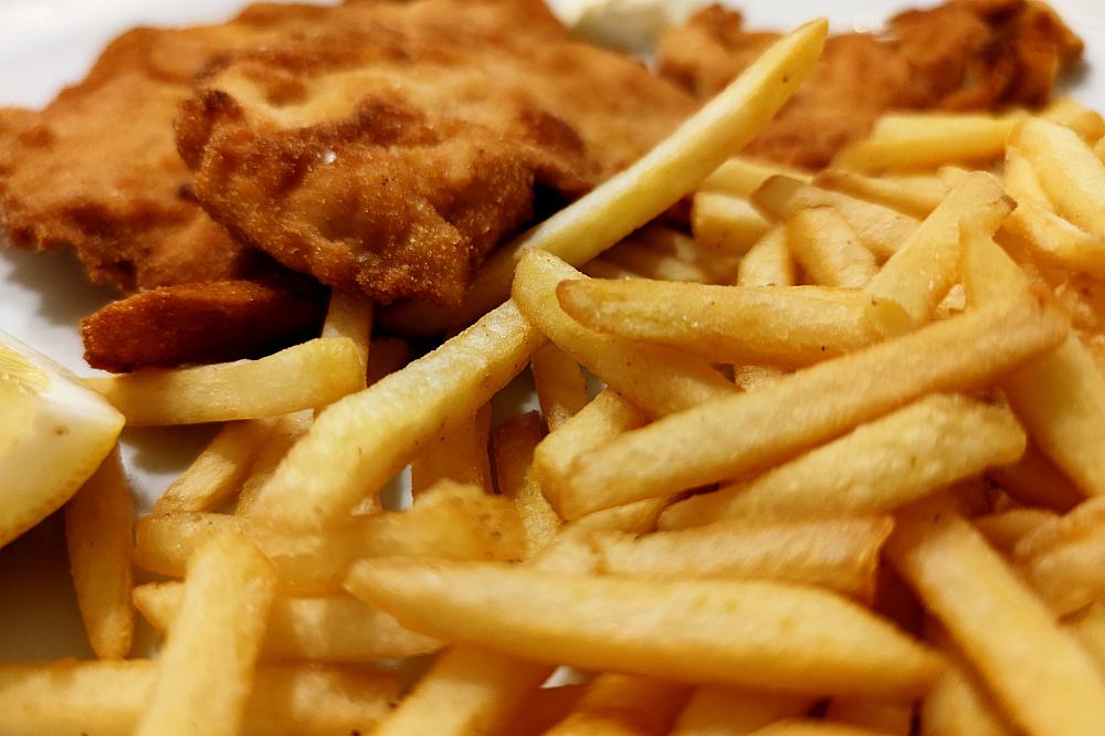 Pommes mit Wiener Schnitzel (Archiv)