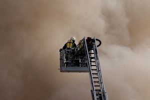 Feuerwehr auf einer Drehleiter (Archiv)