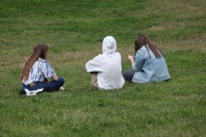 Drei junge Frauen in einem Park (Archiv)