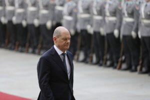 Olaf Scholz vor Bundeswehr-Soldaten des Wachbataillons (Archiv)