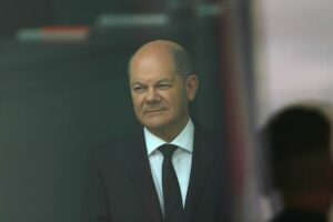 Olaf Scholz hinter einer Glasscheibe (Archiv)