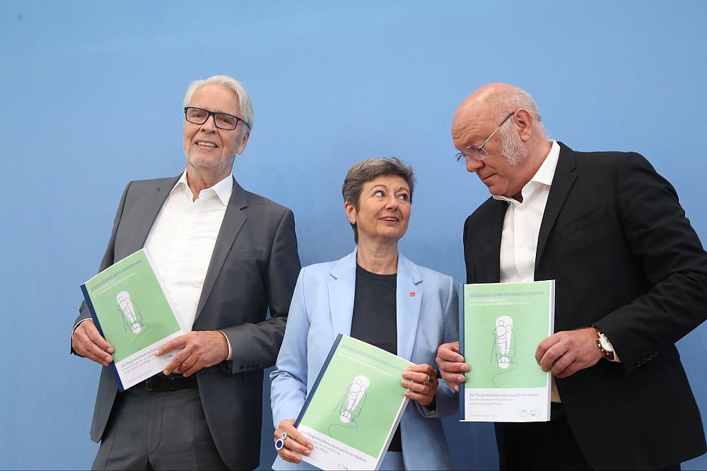 Experten bei Vorstellung einer Umfrage zu Pflegekosten am 24.08.2023