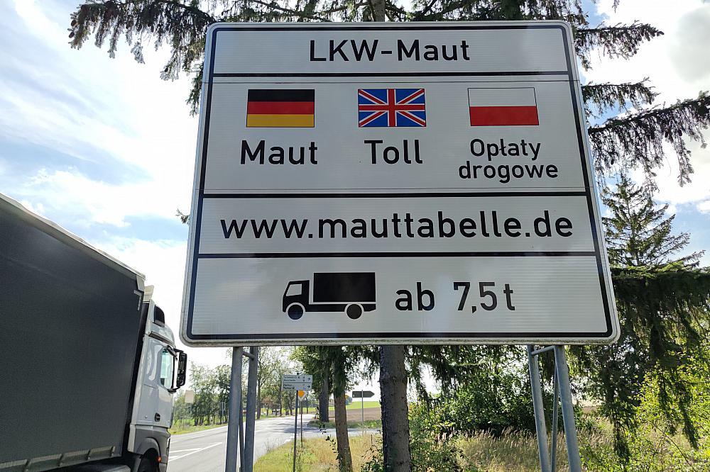 Hinweisschild auf LKW-Maut am 20.09.2023