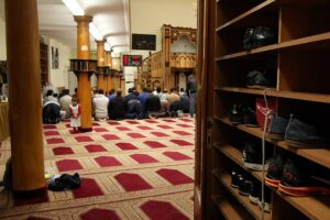Gläubige Muslime beim Gebet in einer Berliner Moschee (Archiv)