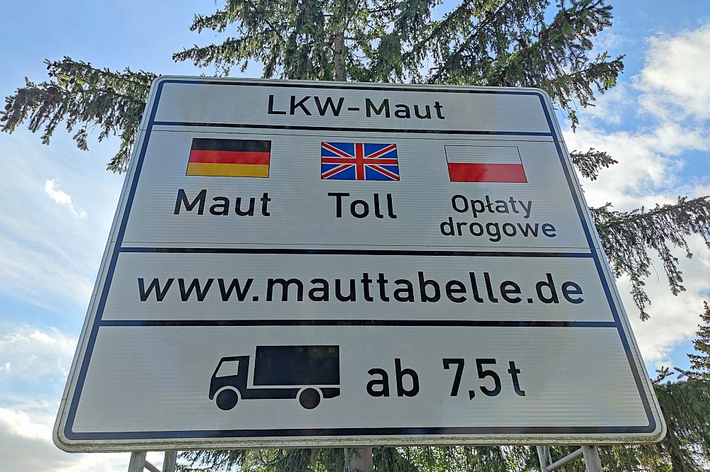 Hinweisschild auf LKW-Maut (Archiv)