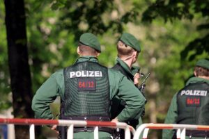 Polizisten an einer Absperrung (Archiv)