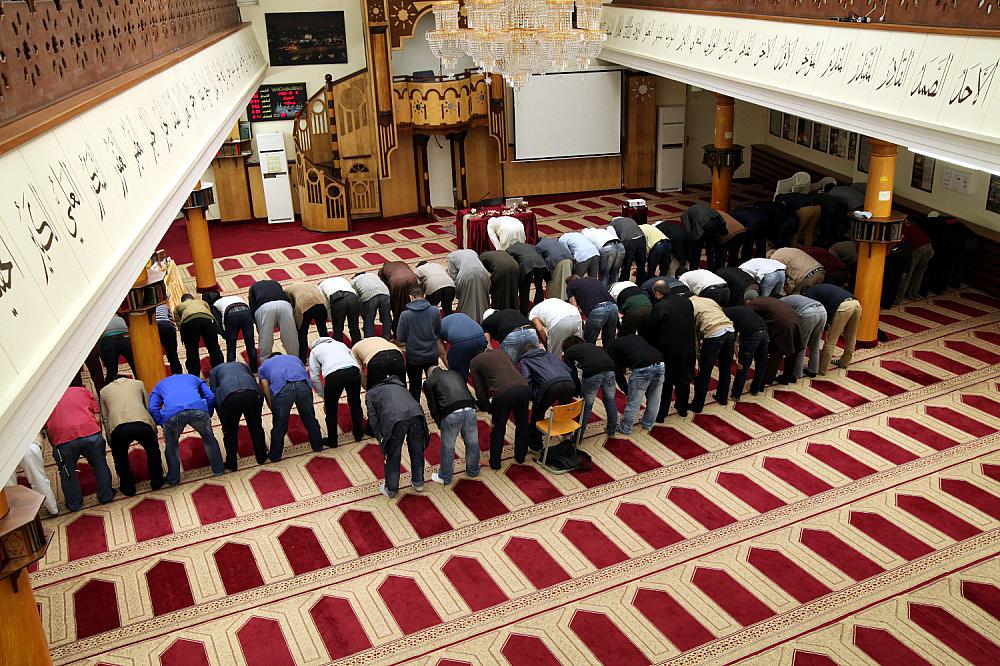 Gläubige Muslime beim Gebet in einer Berliner Moschee (Archiv)