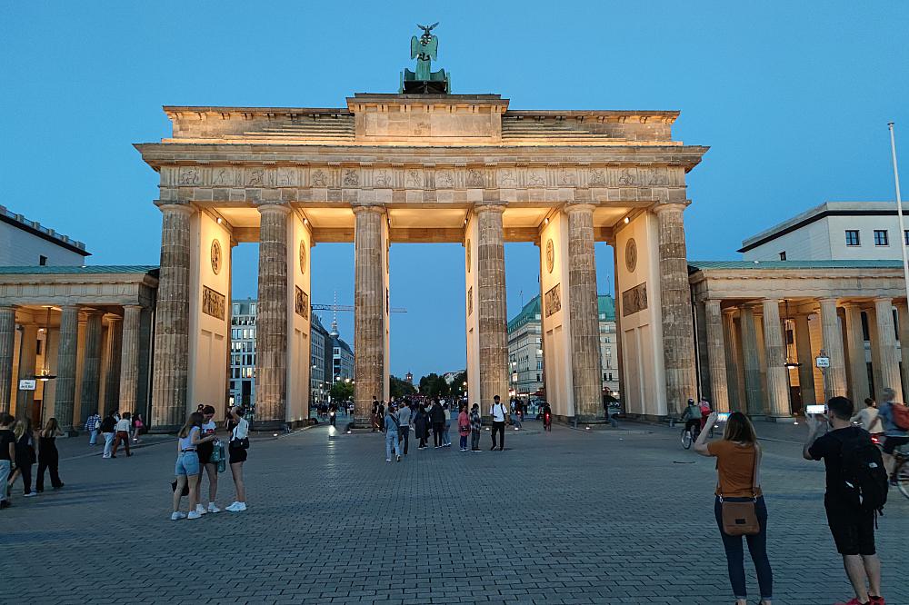 Touristen vor dem Brandenburger Tor (Archiv)