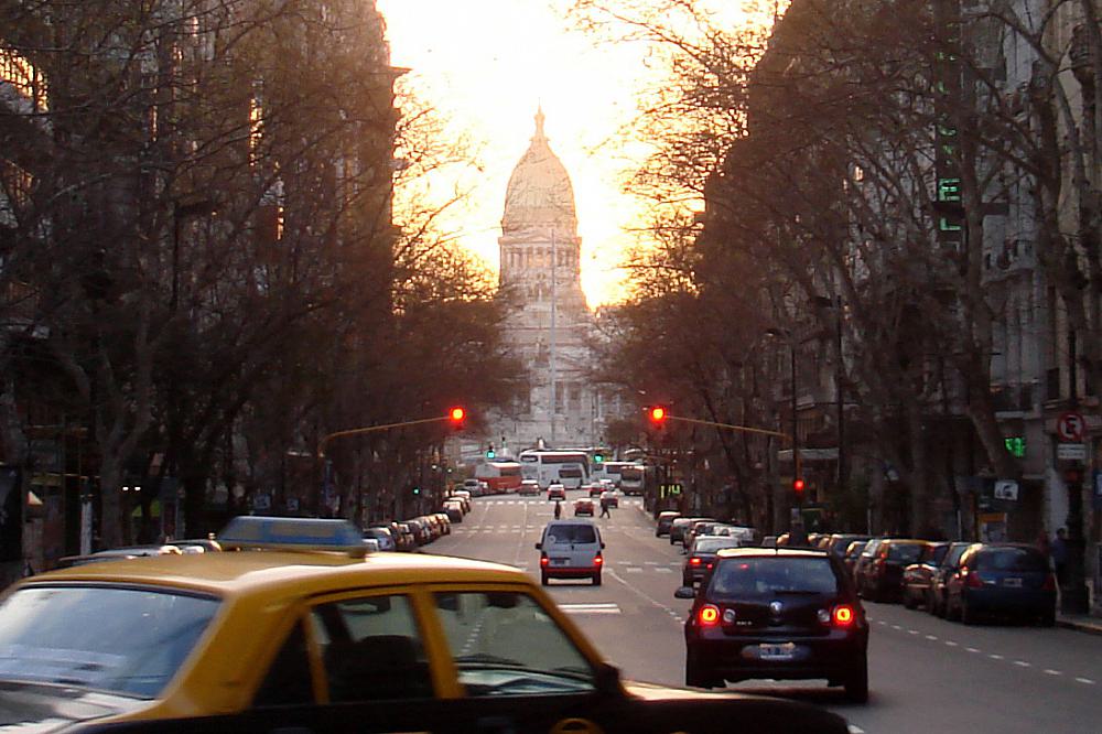 Straßenszene in Buenos Aires vor Argentinischem Nationalkongress (Parlament) (Archiv)