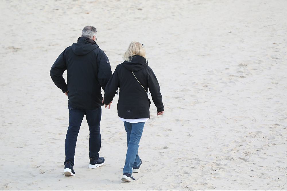 Paar geht am Strand spazieren