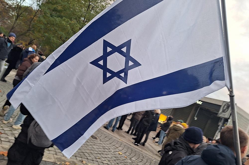 Israelische Fahne auf Pro-Israel-Demo (Archiv)