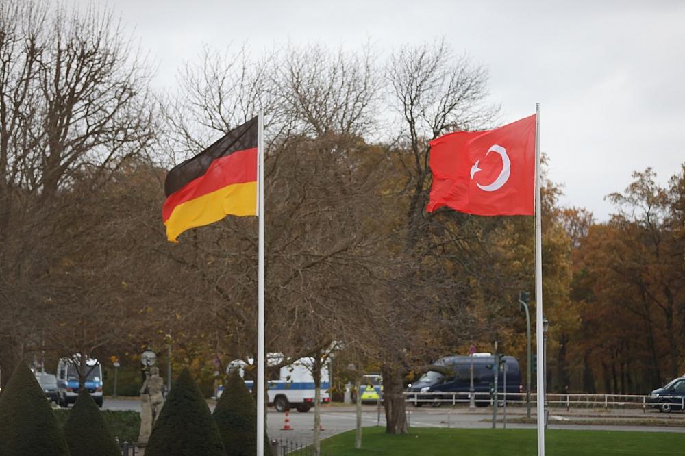 Fahnen von Deutschland und der Türkei (Archiv)