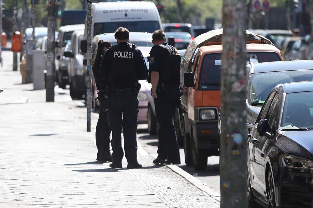 Polizisten schreiben Knöllchen (Archiv)