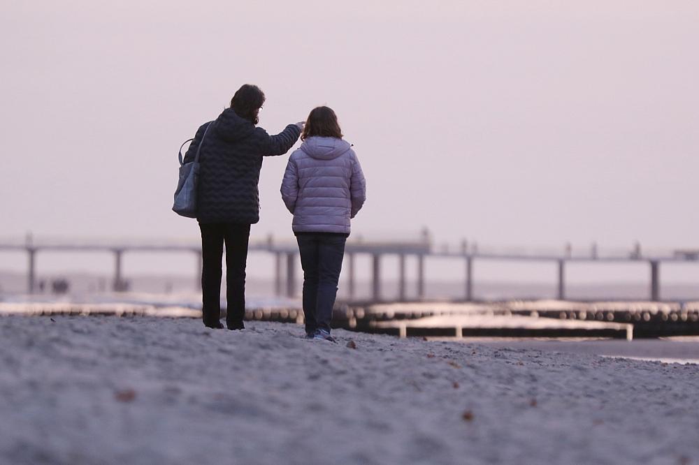 Frauen am Strand (Archiv)