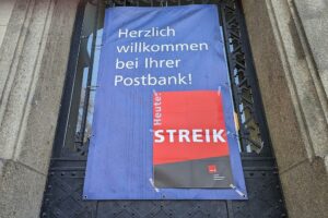 Streik-Hinweis an einer Postbank-Filiale (Archiv)