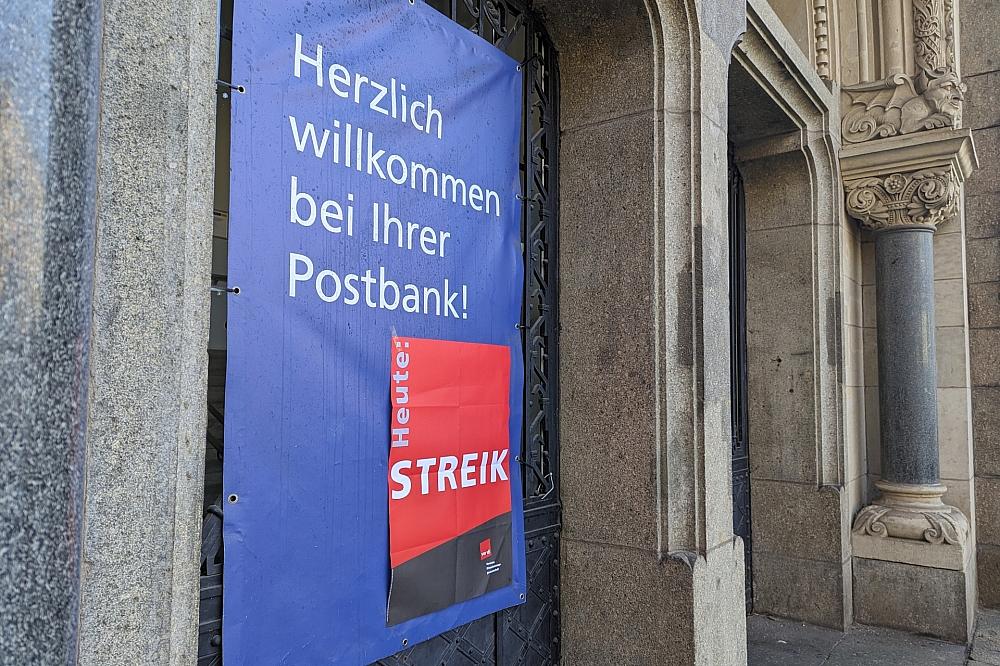 Streik-Hinweis an einer Postbank-Filiale (Archiv)