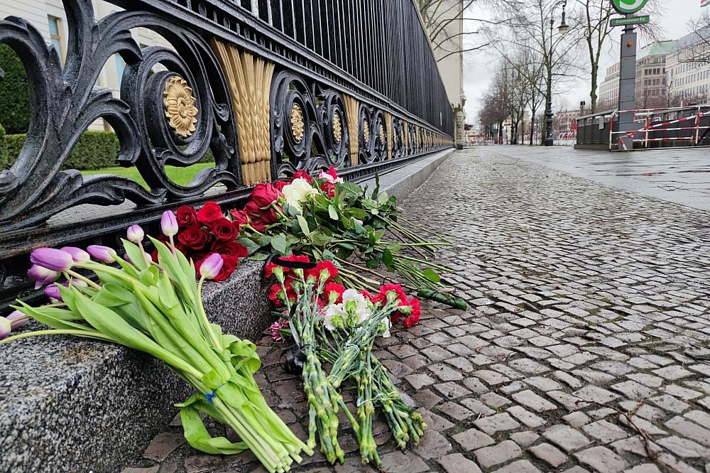 Beileidsbekundungen vor der russischen Botschaft in Berlin am 23.03.2024