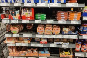 Supermarktregal mit Thunfisch-Dosen (Archiv)