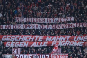 Fußballfans zeigen ein Banner zum Gedenken an die Opfer des Novemberpogroms  (Archiv)