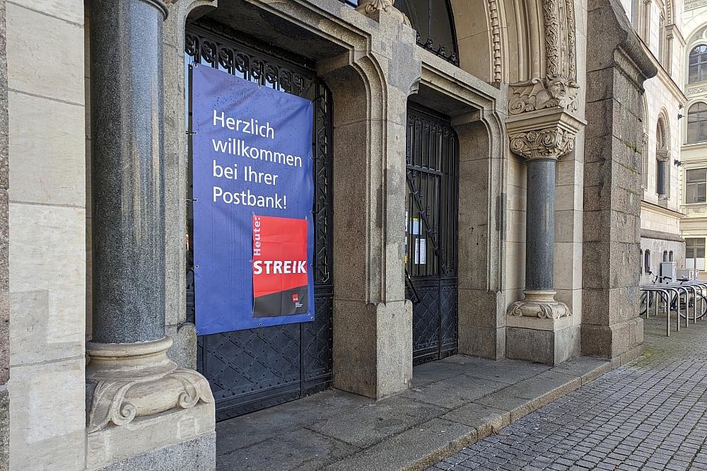 Streik-Hinweis an einer Postbank-Filiale (Archiv)