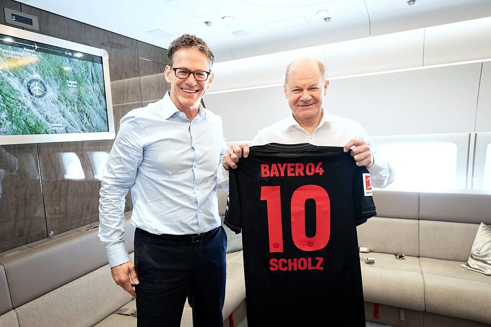 Bayer-Chef überreicht Scholz Leverkussen-Trikot am 15.04.2024