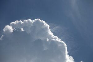 Blauer Himmel mit Schönwetterwolken (Archiv)