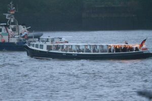 Barkasse im Hamburger Hafen mit Macron und Scholz (Archiv)