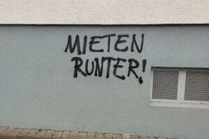 Graffiti mit Schriftzug "Mieten runter" (Archiv)