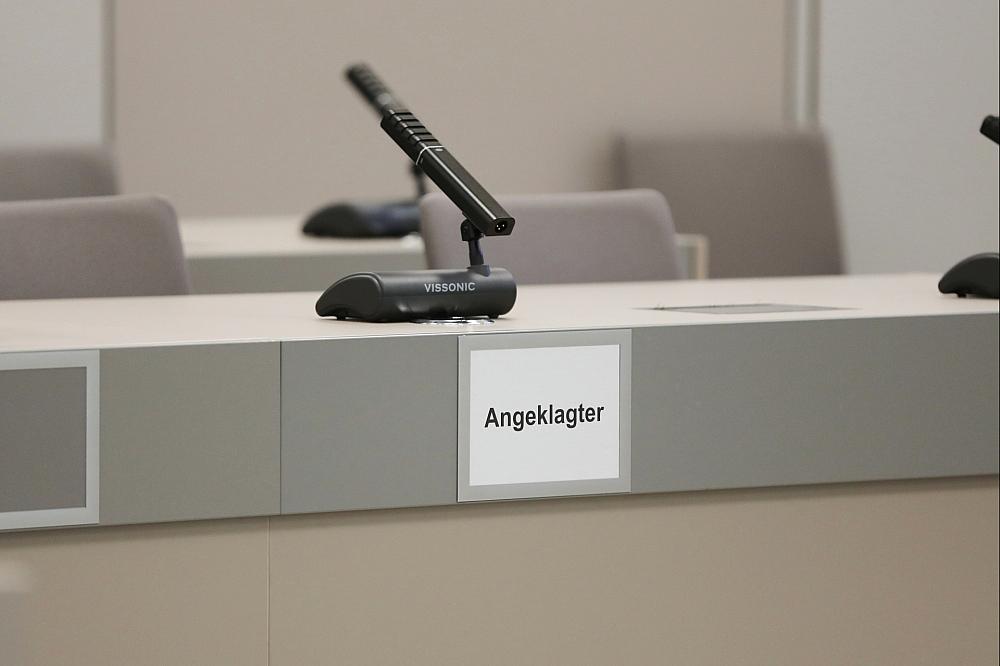 Schild mit der Aufschrift "Angeklagter" (Archiv)