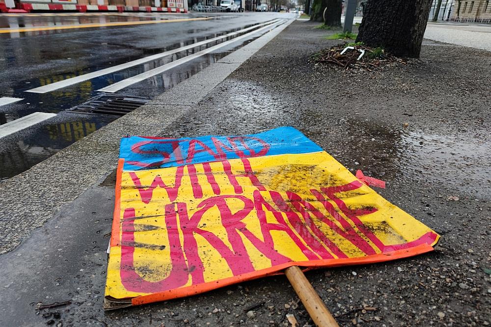 Schild "Stand with Ukraine" liegt auf dem Boden (Archiv)