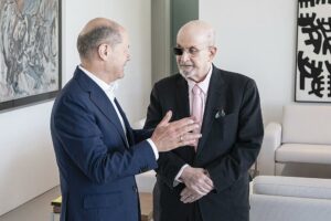 Olaf Scholz und Salman Rushdie am 16.05.2024