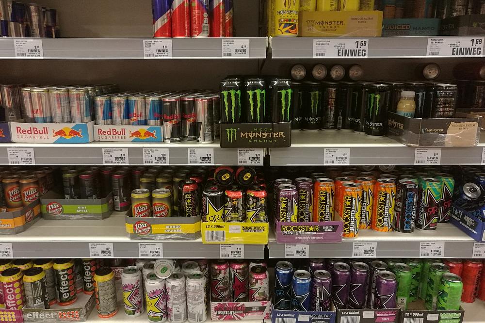 Energydrinks im Supermarktregal (Archiv)