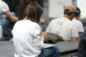 Frau mit Smartphone (Archiv)