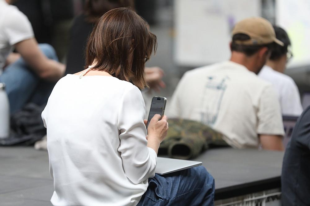 Frau mit Smartphone (Archiv)