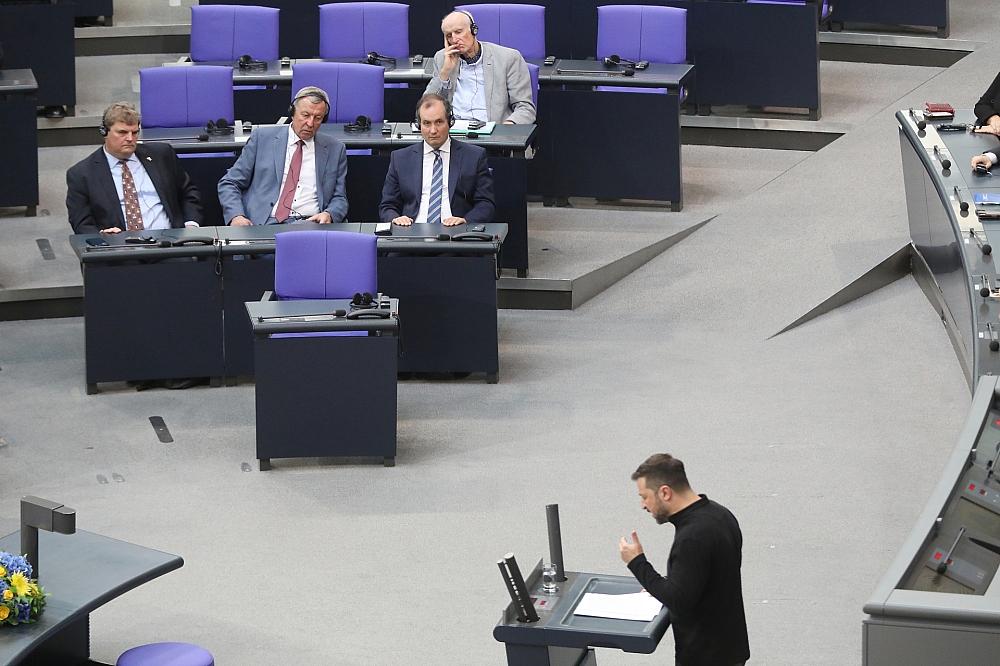 Nur wenige AfD-Abgeordnete hören Wolodymyr Selenskyj zu am 11.06.2024