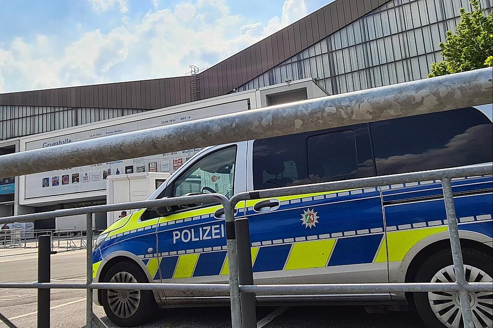 Polizei vor Grugahalle am 27.06.2024