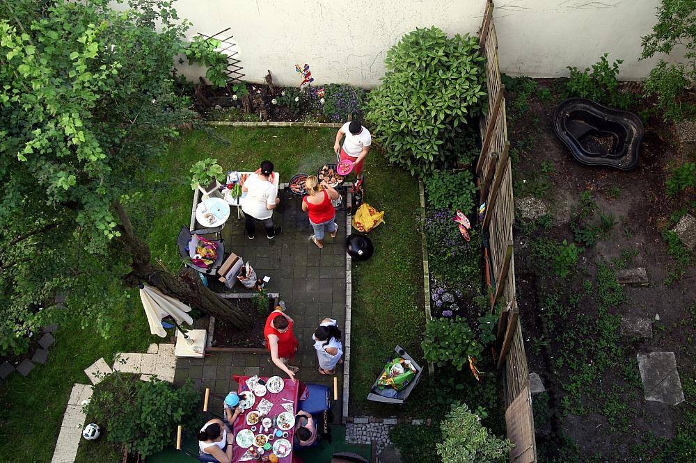 Nachbarn grillen im Hinterhof (Archiv)