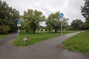 Fahrrad- und Fußgängerweg in einem Park (Archiv)