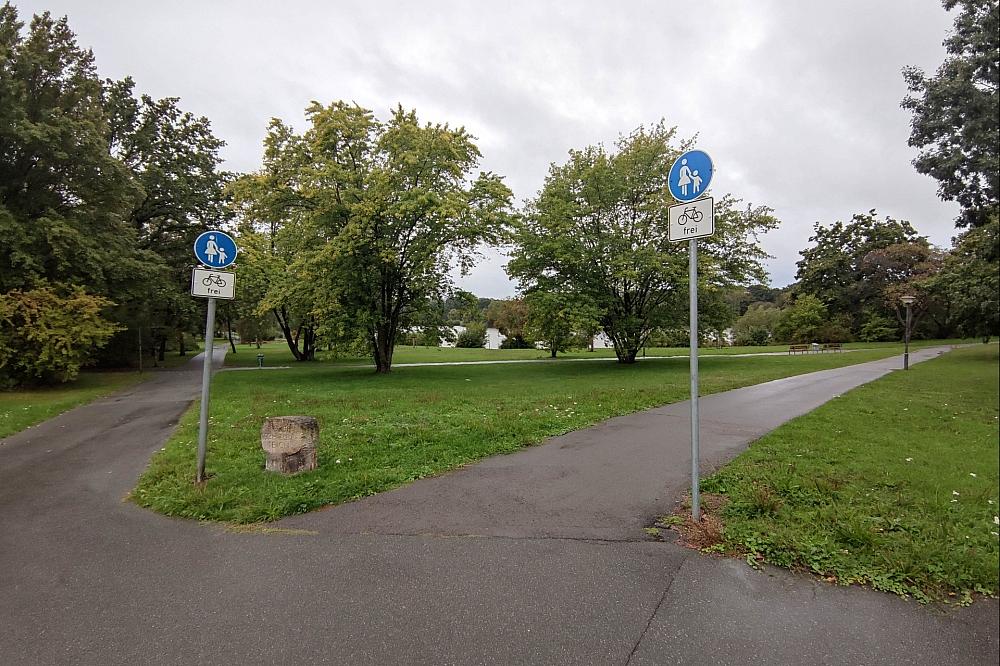 Fahrrad- und Fußgängerweg in einem Park (Archiv)