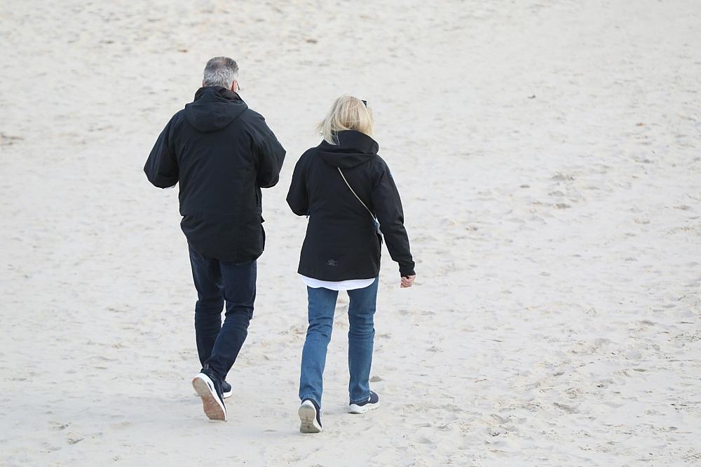 Paar geht am Strand spazieren