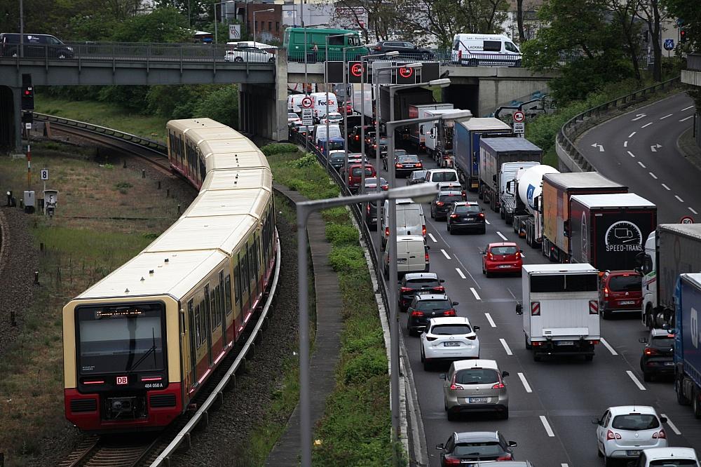 S-Bahn und Stau (Archiv)