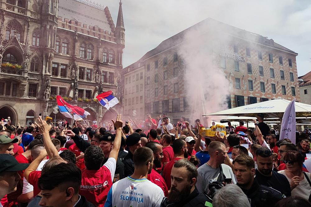 Fans vor dem Spiel Slowenien - Serbien (Archiv)