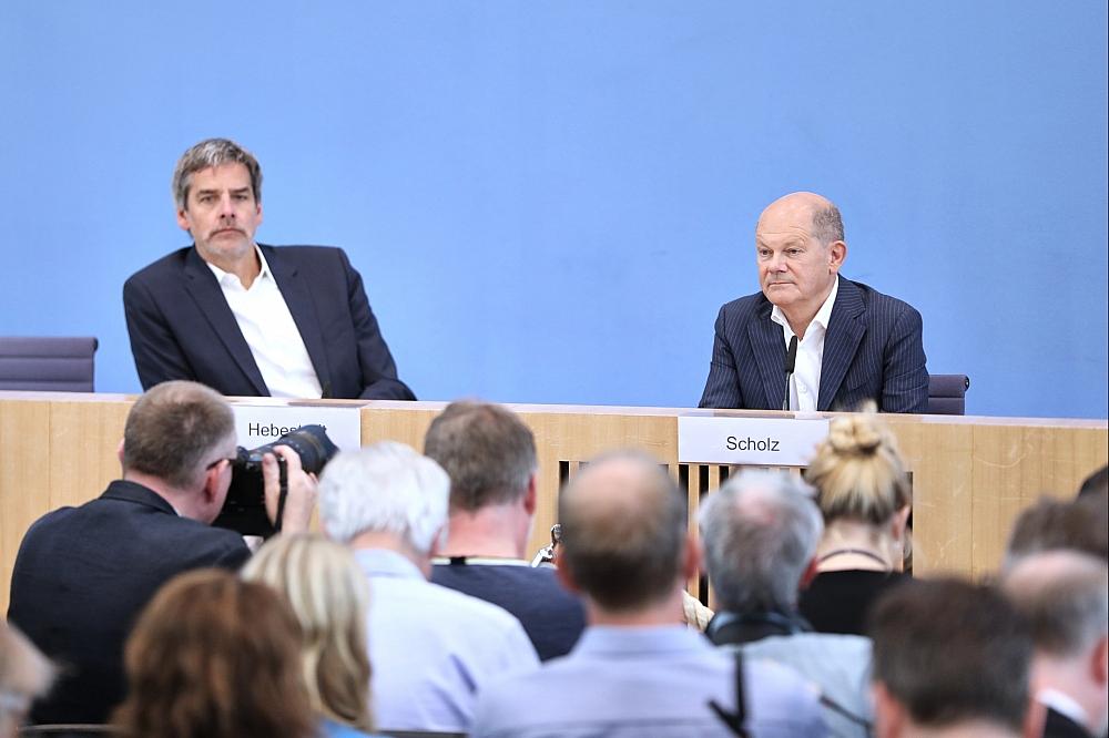 Steffen Hebestreit und Olaf Scholz (Archiv)