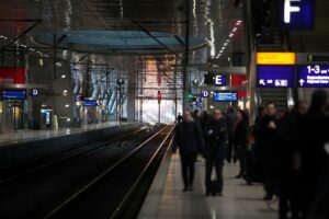 Reisende bei der Bahn (Archiv)